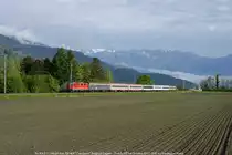 Re 4/4  11164 rauscht mit dem EN 464  Z�richsee  durch die Feld und Wiesen Gegend oberhalb von Sevelen dem Ziel Z�rich HB entgegen.
01.05.10