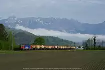 Re 620 058 *Auvernier* rollt mit dem Kreideschlamm-Ganzzug 48714 oberhalb von Sevelen seinem sp�teren Bestimmungsort Biberist RM entgegen.
01.05.10