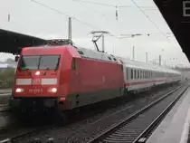 101-029 am 2.5.10 mit IC 2256 bei starkem Regen in Homburg.