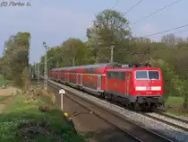 111 117 schiebt den RE4 (10431) in Richtung Dortmund am Km 42.3 vorbei. 27.04.2010