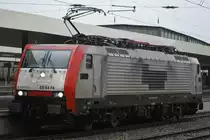Captrain E189 093 (ex Veolia) wartet am 2.5.10 im str�menden Regen in Duisburg Hbf auf Weiterfahrt