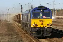 Als der Zug dann polternd n�her kam wurde die Staubwolke welche sich nach links zum Bahnsteig hin ausbreitete immer gr��er. 07.04.2010