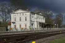 Gleich werden die Regenwolken die Sonne am Bahnhofsgeb�ude von Grabow (Meckl.) verstecken. 22.04.2010