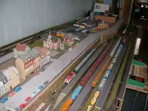 Hier der Hbf und das Wohngebiet auf meiner Anlage.Der Hbf besteht aus 7 Bahnsteiggleisen.Die rechten 2 Gleise werden mit einen 2 Trafo bedient.Weil die Gleise zusammenf�hren und auf die obere Anlagef�hren.