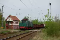 254 052 am 01.05.2010 mit G�terzug bei der Einfahrt in Gommern