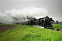 Die beiden Dampfloks 52.100 & 52.4984 fahren als SREX 16170 von Korneuburg nach Ernstbrunn zum 3.Oldtimertreffen. 
Harmannsdorf 2.5.2010