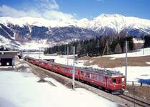 RhB Regionalzug 348 von Pontresina nach Samedan am 10.03.1998 Einfahrt Punt Muragl mit Doppelpendelzug  mit E-Lok Ge 4/4I 601 - Dz 4004 - B 2467 - AB 1515 - E-Lok Ge 4/4I 604 und BDt 1723 - AB 1514 - B 2340 - Triebwagen ABe 4/4 502. Hinweis: planm��iger Zug mit 3 Triebfahrzeugen, Triebwagen inzwischen verschrottet!
