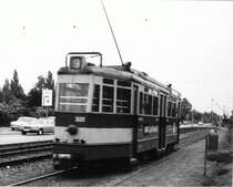 Wagen 3609 ist im Mai 1974 zwischen der Endschleife am Flughafen und der Abfertigungshalle unterwegs.