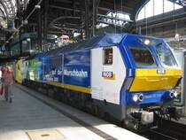 MaK DE 2700-09 der Nord-Ostsee Bahn (NOB) steht am 13.07.2005 in der Halle von Hamburg Hbf. Die Lok tr�gt die Werbe-Aufschrift  Vossloh-Technik auf der Marschbahn ab Dezember 2005 . Laut Eisenbahn Kurier 06/2005 sollen diese Loks als Zwischenl�sung bis 2007 die Z�ge auf der Marschbahn zwischen Hamburg und Westerland auf Sylt bespannen. 