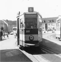 Wagen 3551 in der Wendeschleife in Schenefeld. Der Wagenf�hrer Wolfgang Schwerdtfeger war immer schon von weitem zu erkennen: sein Dienst- und Fahrtbericht stand aufrecht hinter der Windschutzscheibe.