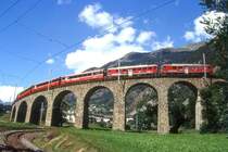 RhB Schnellzug BERNINA-EXPRESS D 500 von Tirano nach Chur am 28.08.1995 auf Kreisviadukt Brusio  mit den Triebwagen ABe 4/4II 48 - ABe 4/4II 44 - B 2495 - B 2494 - A 1274 - A 1273 - BD 2475 - B 2497 - B 2793. Hinweis: EW-IV-Kompo mit 7 Wagen, Vollast. 35-er Weitwinkelaufnahme
