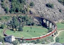 RhB Schnellzug BERNINA-EXPRESS D 500 von Tirano nach Chur am 29.08.1993 auf Kreisviadukt Brusio mit den Triebwagen ABe 4/4II 44 - ABe 4/4II 45 - B 2493 - B 2492 - A 1273 - A 1274 - BD 2475 - B 2497 - B 2796. Hinweis: EW-IV-Kompo mit 7 Wagen, Vollast.
