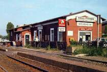 Bahnhof Wehrheim - noch ohne Grafiti, daf�r aber mit Briefkasten, 1. H�lfte der 1980iger Jahre.
