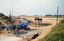 Bau der Bahnbr�cke f�r die Ortsumgehung Werheim. Links der Flutlichtmast f�r die n�chtliche Ausleuchtung der Baustelle, 1. H�lfte der 1980iger Jahre.