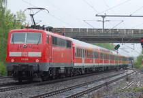 Verst�rkerzug am Freitagmorgen 8:00 h in Korschenbroich bei der Durchfahrt. Auf dem Zielanzeiger des Steuerwagen ist D�sseldorf Hbf angezeigt. Als Arbeitspferd ist hier 111 016 am Zugende. 7.5.2010 