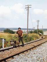 Anziehen der Hakenschrauben des Durchgangsgleises nach dem Ausbau der n�rdlichen Bahnhofsweiche in Neu Anspach am 13.8.1984 - die beginnende R�ckstufung zum Haltepunkt, 1. H�lfte der 1980iger Jahre.
