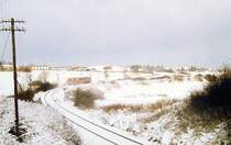 Der  Hecken-Express  unterwegs im winterlichen Usinger Land, hier am Einfahrtssignal vor Usingen, 1. H�lfte der 1980iger Jahre.
