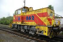 Die Lok EH 862 ist mit Rangieraufgaben besch�ftigt und hat �ber die Anrather Stra�e einen Zug hinaus gezogen. Um ihn danach in der Werksweichenstra�e auf ein anderes Gleis zu schieben.
Samstagvormittag 10:53h / 8.5.2010