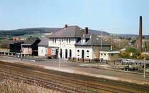 Bahnhofsgeb�ude in Usingen und G�terschuppen - man beachte die Baugleichheit mit dem Bahnhofsgeb�ude in Friedrichsdorf, 1. H�lfte der 1980iger Jahre.
