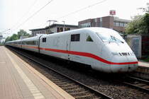 Der ICE M�nchengladbach-Berlin Ostbahnhof zeigt sich hier im Halte Punkt B�ttgen in wenigen Minuten erreicht er Neuss Hbf, dieses Mal ist es der 402 024-4. Sonntag 9.5.2010