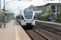 Da donnert ET 6.03 mit mir unbekanntem ET 7.XX durch den Haltepunkt B�ttgen, der macht ganzsch�n  Wind , wenn er mit hoher Geschwindigkeit durch den Hp fegt. Der Zug ist am Muttertag, Sonntag den 9.5.2010 auf der RE 13 nach Kaldenkirchen unterwegs. 