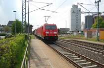 Bahnhof Lindern, am Sonntag den 9.5.2010. Grade haben 185 358-9 und 185 381-1 mit einem Ganzzug �lter Erzwagen den Bahn�bergang Thomashofstr./Leiffarther Str./Linderner Bahn �berquert um ihre Fahrt in Richtung Rheydt fort zu setzen.