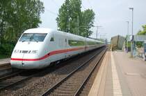 HP B�ttgen: Steuerwagen voraus durcheilt der ICE Saalfeld(Saale)402 024-4 die Bahnsteige um nach wenigen Minuten in Neuss Hbf zu sein. 9.5.2010