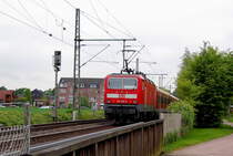 12.5.2010 Kurz hinter dem Hp Kaarst-B�ttgen schiebt 143 612-0 einen S-Bahnzug in Richtung M�nchengladbach.