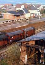 Romantik zwischen Bahhofsgeb�ude, Lokschuppen und ausgemusterten G�terwagen in Usingen, 1. H�lfte der 1980iger Jahre.
