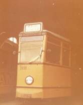 Der Fahrschulwagen 3999 leistete jahrzehntelang treue Dienste und geh�rte zum allt�glichen Bild in Hamburg. Als einziger Fahrschulwagen war er h�ufig im Stadtbild anzutreffen. Auf dem Bild hat er bereits seine letzte Fahrt hinter sich: an diesem Abend des 01. Oktober 1978 waren die letzten Sonderz�ge der Hamburger Stra�enbahn von Ihren Abschiedsfahrten zur�ckgekehrt.

