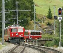 Die Ge 4/4 I 609 erreicht am 19. September 2009 mit dem Bernina Express N� 960 Tirano - Davos den Bahnhof Berg�n. 
