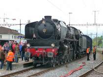 Dampflok 241 A 65 unterwegs nach Interlaken Ost zum Dampfloktreffen, Hier beim Wasserfassen im Bahnhof Lyss am 1505.2010