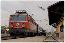 Ab Korneuburg �bernahm dann am 2.5.2010 1042 007, welche mittlerweile einem Graffitik�nstler, wobei, wie ich heute in der Fr�h in Gloggnitz sehen konnte, K�nstler nicht der richtige Ausdruck ist, zum Opfer gefallen ist, den SREX 16173 von Ernstbrunn nach Wien.