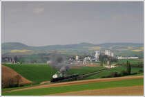 Auf diesem Foto, welches SREX 16173 am 2.5.2010 bei der Retourfahrt nach Wien vom Dritten Oldtimertreffen auf Schiene und Stra�e in Ernstbrunn zeigt, ist deutlich zu sehen, das 52.4984 keine Leistung abgibt. Schuld war ein Schaden am Blasrohr, der bereits bei der Hinfahrt kurz vor Ernstbrunn aufgetreten ist. Allerdings war der kurze Zug f�r 52 100 alleine auch kein Problem. Die Aufnahme entstand kurz nach Ernstbrunn mit Blick auf die Ernstbrunner Kalktechnik GmbH.