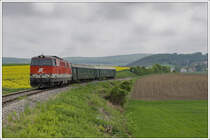 2143 038 am 2.5.2010 mit ihrem REX 7396 von Korneuburg nach Ernstbrunn zwischen Mollmannsdorf und Hetzmannsdorf aufgenommen.