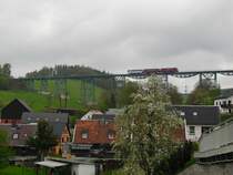 Die Erzgebirgische Aussichtsbahn (171 056-5, 972 711-0 und 772 312-5) war am 16.05.10 wieder unterwegs. Hier auf dem Markersbacher Viadukt, richtung Markersbach.

