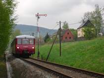 Die Erzgebirgische Aussichtsbahn (171 056-5, 972 711-0 und 772 312-5) war am 16.05.10 wieder unterwegs. Hier in Gr�nst�dtel richtung Schwarzenberg.

