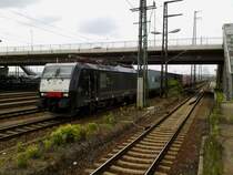 Die MRCE f�hrt durch den Haltepunkt Friedrichstadt .Beladen mit Containern.
Dresden den 17.05.10