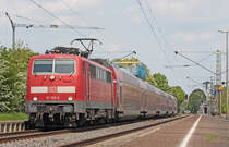 111 153-3 mit dem RE10418 aus Dortmund nach Aachen in Geilenkirchen, am Zugschluss h�ngt au�erplanm��ig ein 765.5 Steuerwagen des DB Werks Aachen, 16.5.10