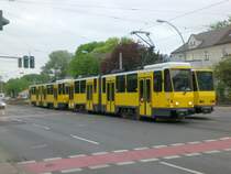 Berlin: Stra�enbahnlinie M17 nach Falkenberg am S-Bahnhof Karlshorst.(14.5.2010)