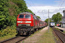 218 330-9 und 218 413-3 stehen am 16.05.2010 in L�neburg(-Westseite) mit einer RB nach Dannenberg Ost zur Abfahrt bereit. Die Garnitur besteht aus einem ABn, einem Bduu und einem Wittenberger Steuerwagen. Trotz des 4-Stunden  Takt auf dieser Strecke wurden die Z�ge von relativ vielen Fahrg�sten frequentiert.