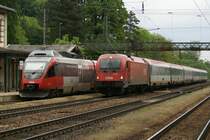 Auf dem Durchfahrtsgleis Richtung St.P�lten braust gerade die 1216 240 mit ihren IC746  Licht f�r die Welt  Salzburg entgegen. Auf dem neben Gleis im Bahnhof Rekawinkel steht der Talent 4024 126 und wird in K�rze in Richtung Wien West abfahren. 15.5.2010