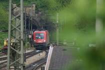 Taurus 1116 125 braust gleich mit seinem leeren Autoganzzug durch den Bahnhof Rekawinkel Wien entgegen. 15.5.2010