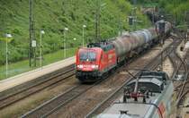 182 025 der DB Railion fahrt mit seinem gemischten G�terzug durch den Bahnhof Rekawinkel und wird ungef�hr in 20 Minuten Wien erreichen. Auf dem neben Gleis steht ein Talent der was als S50 Wien West mit Rekawinkel verbindet. 15.5.2010