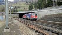 Der S�den liegt vor der Nase: Am 15.04.10 verlassen die Re 420 344-4 und die Re 6/6 11623  Rupperswil  mit einem G�terzug den Gotthardtunnel.