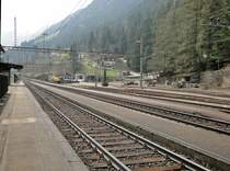 Signallos: Der an der Gotthard-Nordrampe liegende Bahnhof Gurtnellen, der 3 Durchfahr- und 7 Abstellgleise, 2 Handweichen, einen SBB Cargogleisanschluss, eine Freiverladrampe und ein bedientes Stellwerk hat, beinhaltet im Rangierbereich kein einziges Zwergsignal.