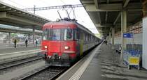 Mit der S-Bahn nach Zug steht am 17.05.10 der RBe 540 017-1 im HB Z�rich.