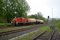 BR 294 718-2 mit FZT 54358 von Paderborn Gbf nach Herste, hier bei der Durchfahrt durch den Hp Bad Driburg, 17.05.2010.