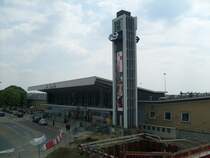 Hier mal die Ansicht der Vorderseite des venloer Bahnhof am 15.5. Da auf dem Vorplatz gebaut wird und zur �berquerung der Strasse eine Behelfsbr�cke aufgebaut wurde kann man im Moment von dieser wunderbar fotografieren. 