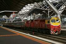 Neue N Class in Melbourne Southern Cross bereit f�r den IC nach Gellong South um 14.00. Neu ist die Bemahlung mit der gelben Lackierung, welche f�r Lastwagen besser sichtbar sein soll aus der Ferne. Wegen den vielen Unf�llen die es auf un�berwachten Bahn�berg�ngen gab wurde dies nun als Sicherheitsmassnahme gemacht.